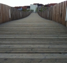 Auf der Hngebrcke zum Hotel Seenario